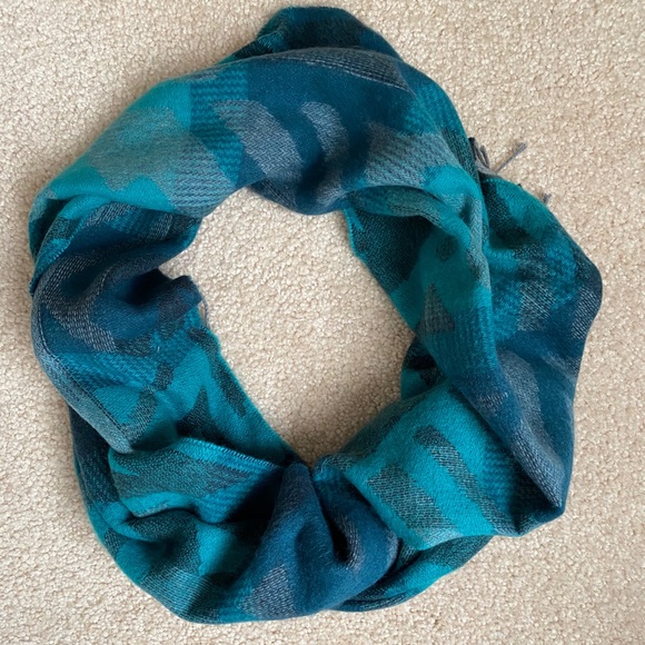 Cejon Scarf - Picture 2 of 4